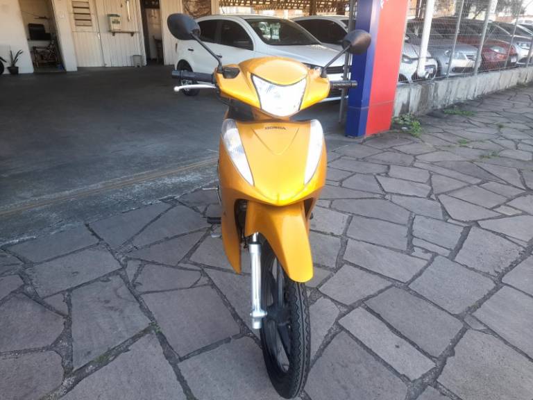 HONDA - BIZ 125 - 2011/2011 - Dourada - R$ 10.900,00