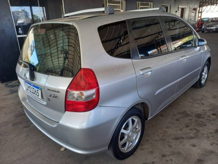 HONDA - FIT - 2005/2006 - Prata - R$ 33.900,00
