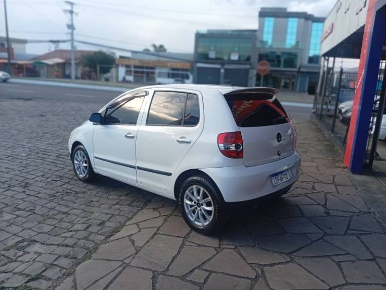 VOLKSWAGEN - FOX - 2008/2009 - Branca - R$ 15.990,00