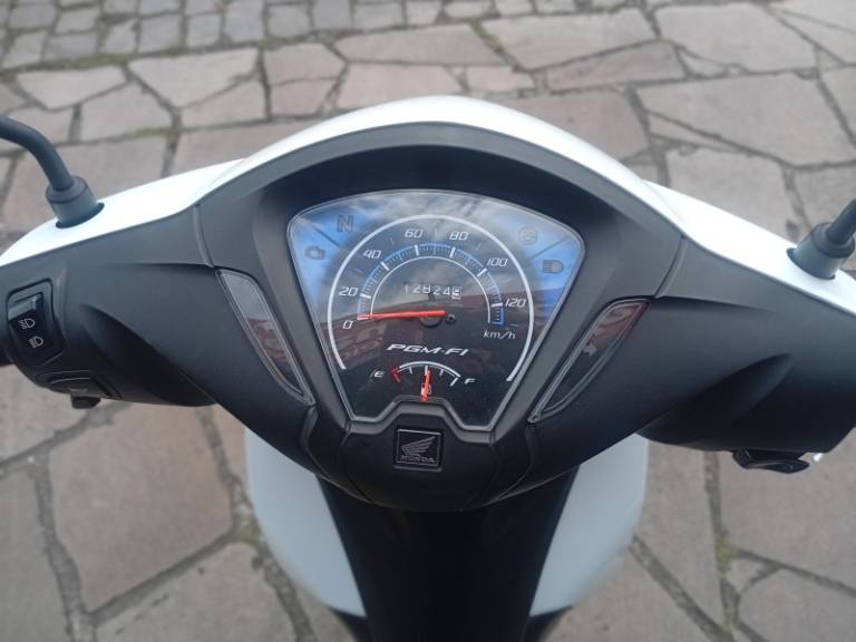 HONDA - BIZ 110I - 2022/2022 - Branca - R$ 11.990,00