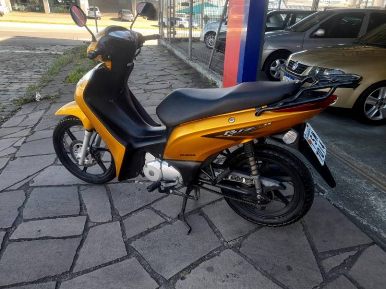 HONDA - BIZ 125 - 2011/2011 - Dourada - R$ 10.900,00