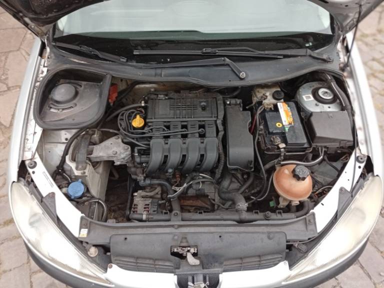 PEUGEOT - 206 - 2001/2001 - Prata - R$ 7.990,00