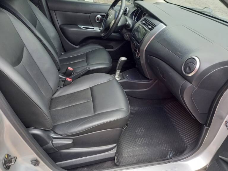 NISSAN - LIVINA - 2012/2013 - Prata - R$ 41.900,00