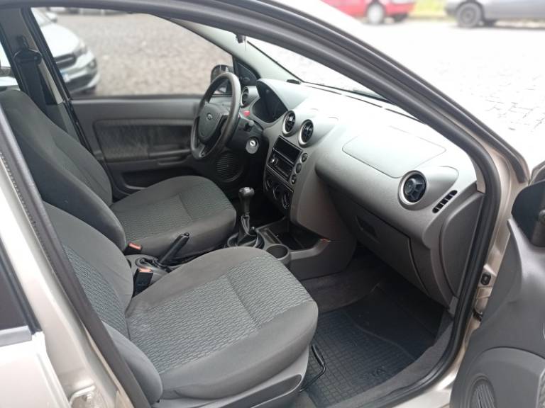 FORD - FIESTA - 2006/2007 - Prata - R$ 22.990,00