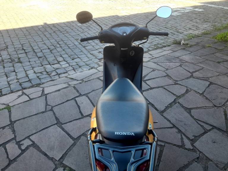 HONDA - BIZ 125 - 2011/2011 - Dourada - R$ 10.900,00