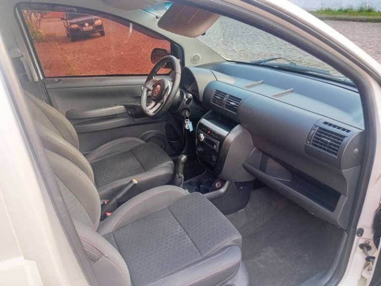 VOLKSWAGEN - FOX - 2008/2009 - Branca - R$ 15.990,00